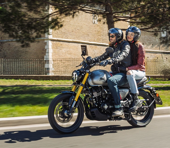 Ragazzi in moto tvs ronin